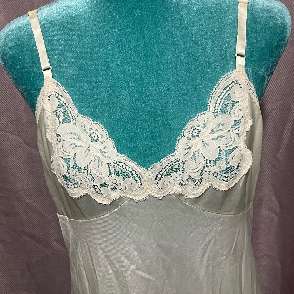 JC pennys: vintage cream slip with lace details - Picture 2 of 4